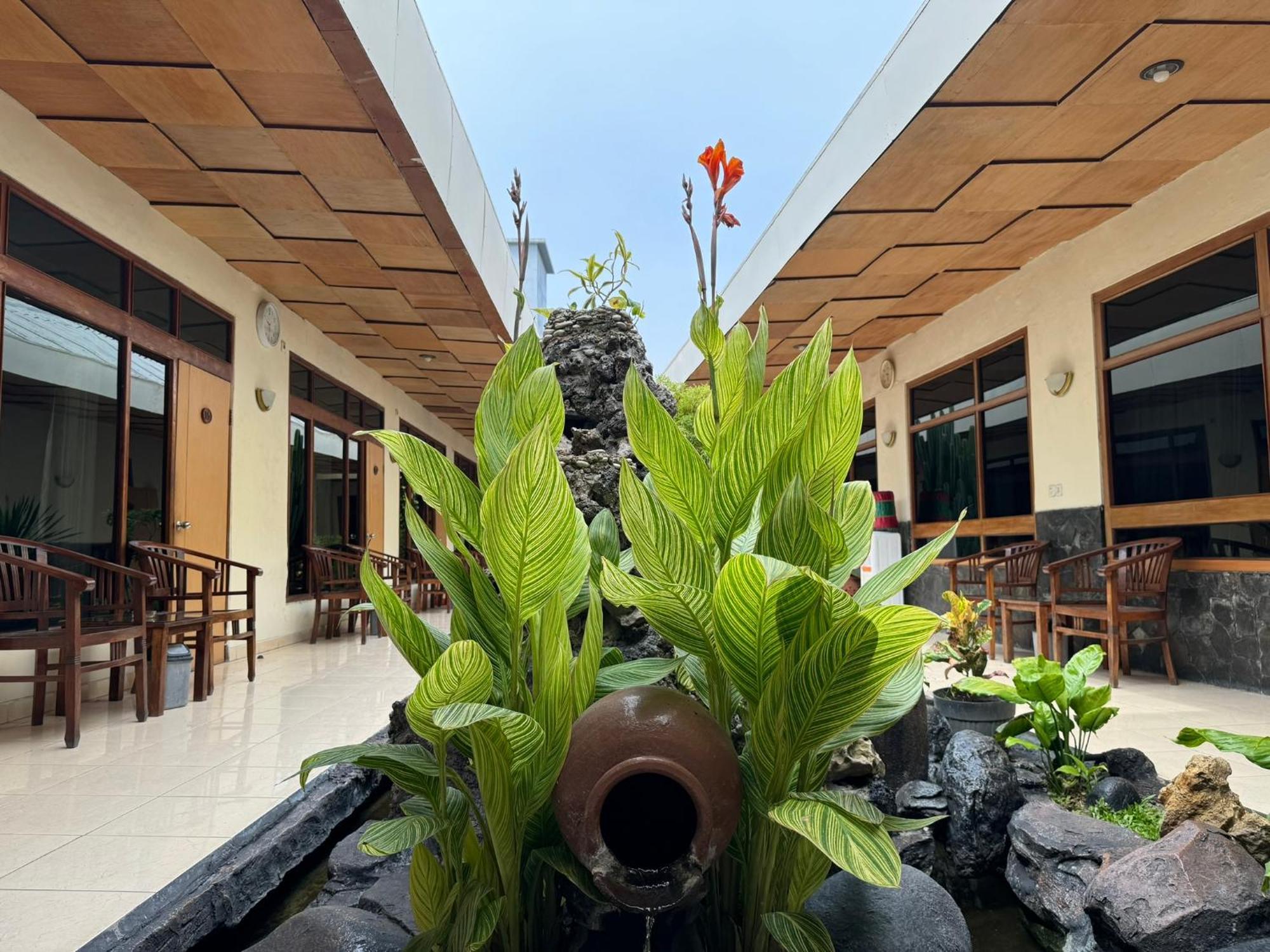 Hotel Priangan Cirebon Exterior foto